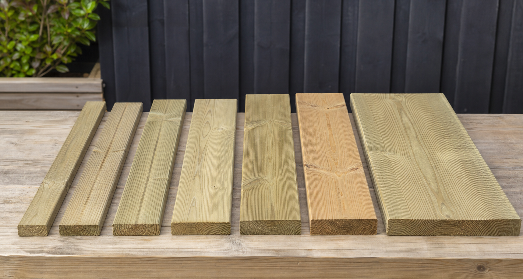 Tablas de tarima exterior de distintos anchos comparadas con cinta métrica y hoja de planificación